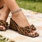 Slip-on-sandaler med klack och leopardmönster samt fyrkantig tå