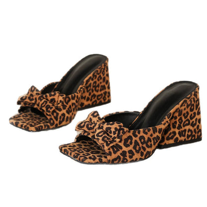 Slip-on-sandaler med klack och leopardmönster samt fyrkantig tå