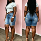 Kvinnors midjehöga bermudashorts i rivna jeans