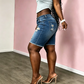 Kvinnors midjehöga bermudashorts i rivna jeans